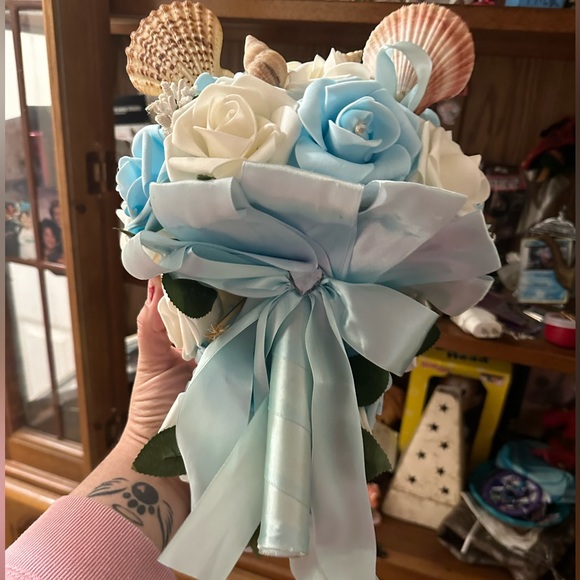 Blue and white fake rose bouquet - Picture 2 of 5